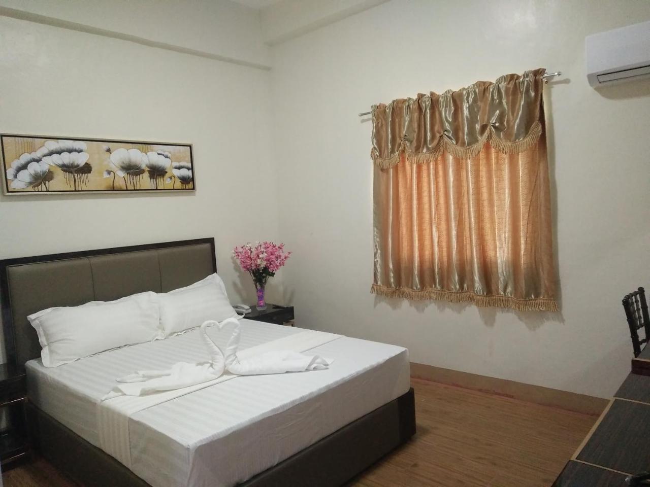 Meaco Royal Hotel - Batangas City Esterno foto