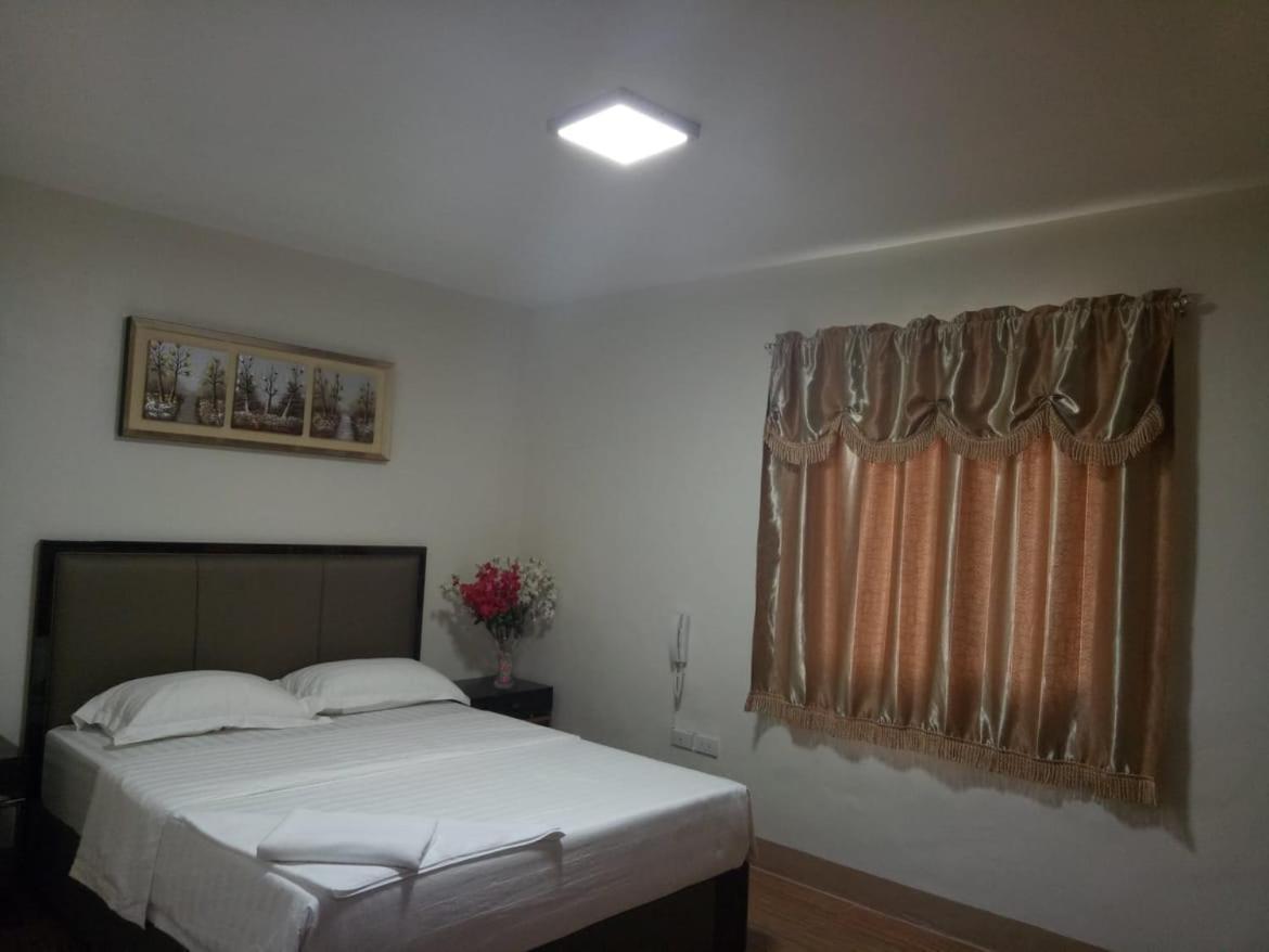 Meaco Royal Hotel - Batangas City Esterno foto