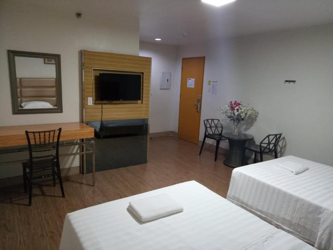 Meaco Royal Hotel - Batangas City Esterno foto