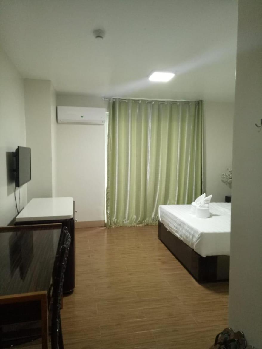 Meaco Royal Hotel - Batangas City Esterno foto