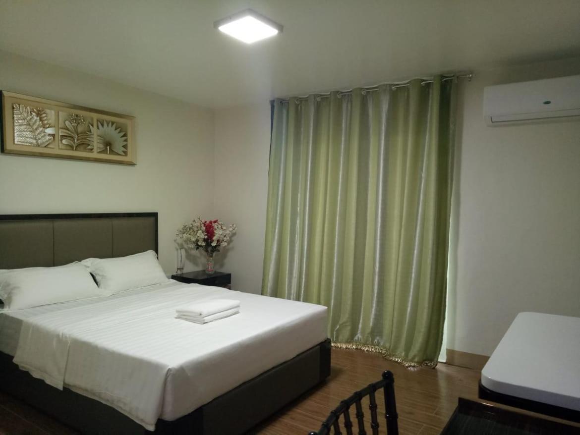 Meaco Royal Hotel - Batangas City Esterno foto