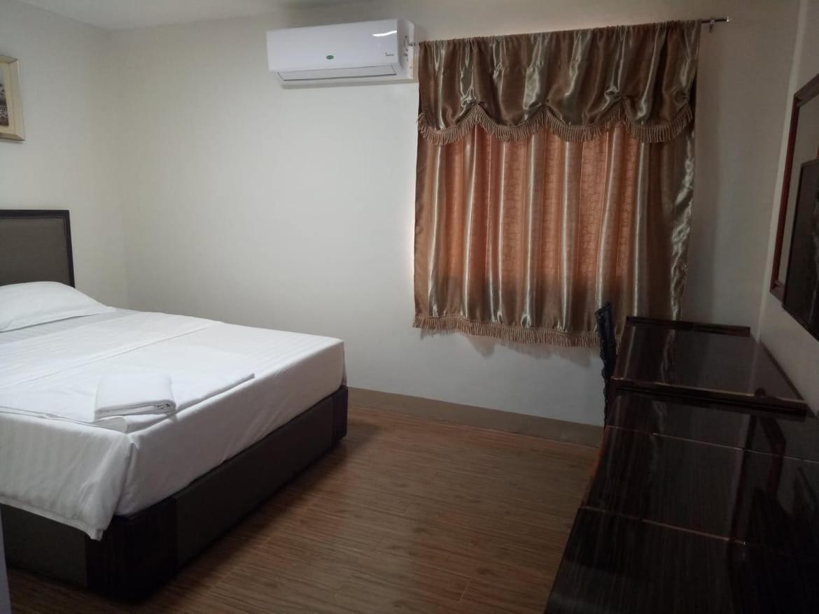 Meaco Royal Hotel - Batangas City Esterno foto