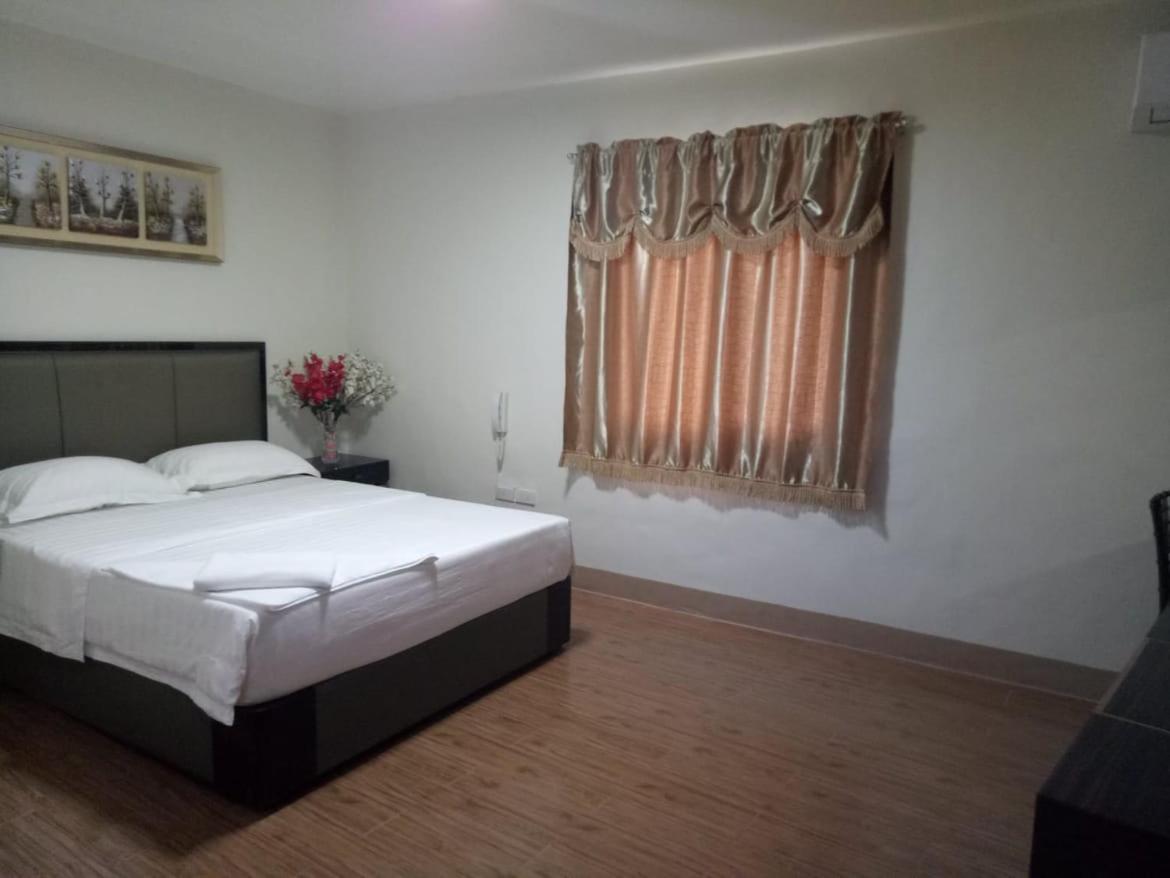Meaco Royal Hotel - Batangas City Esterno foto