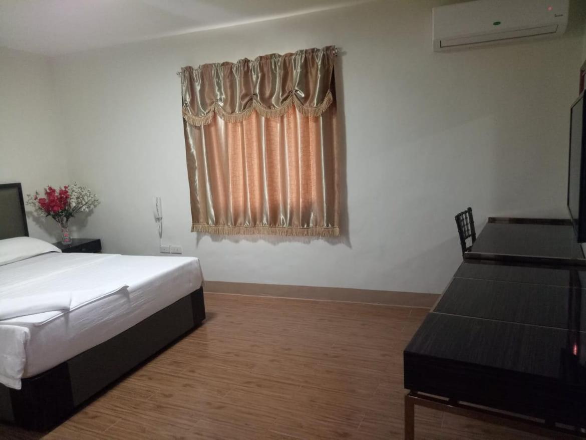 Meaco Royal Hotel - Batangas City Esterno foto