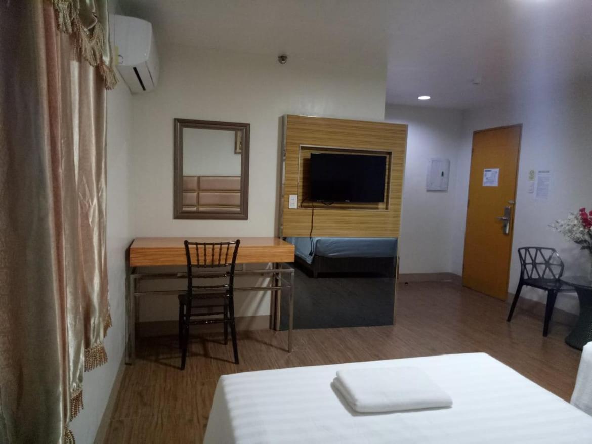 Meaco Royal Hotel - Batangas City Esterno foto