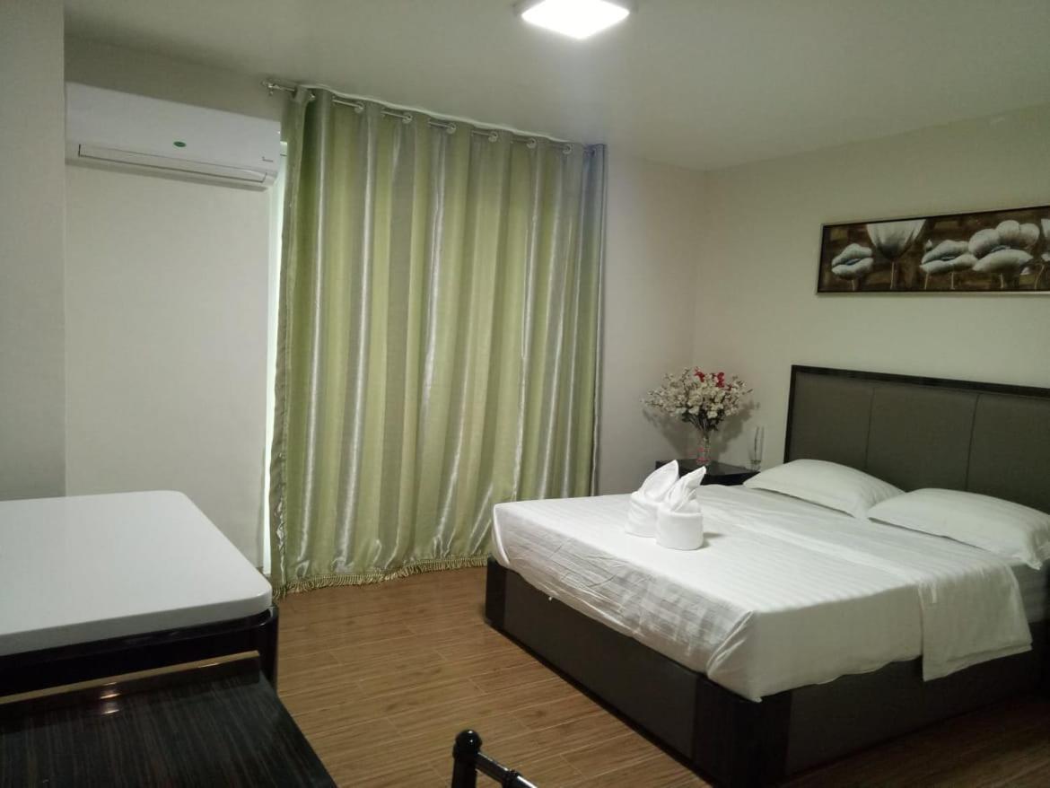 Meaco Royal Hotel - Batangas City Esterno foto